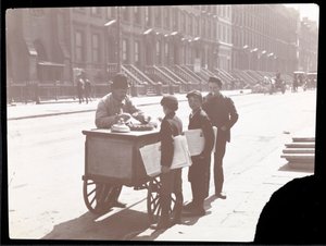 路上でのアイスクリームの行商人の眺め、ニューヨークのc.1901（銀のゼラチンプリント） 作： Byron Company